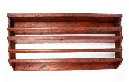 LARGE AMERICAN GRAIN-PAINTED PINE HANGING PLATE RACK.