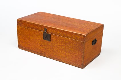 MAINE SPONGE-DECORATED PINE CHEST.
