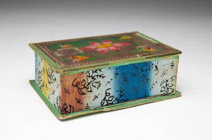 AMERICAN WALLPAPER AND PAINT-DECORATED GLASS VALENTINES BOX.
