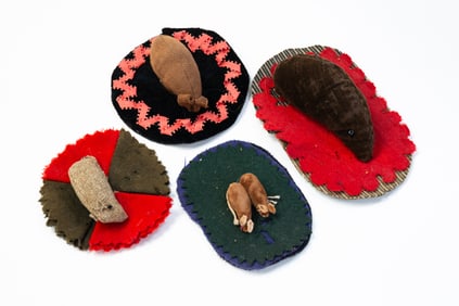 FOUR AMERICAN FABRIC MOUSE PEN WIPES.