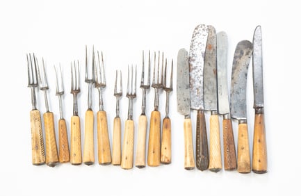 GROUP OF 19TH CENTURY BONE HANDLED FLATWARE.