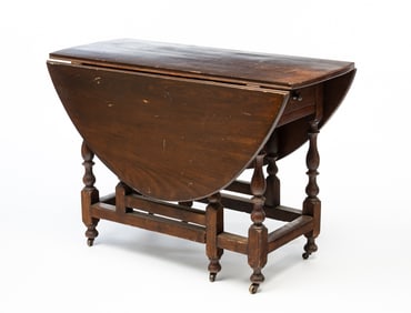 NEW ENGLAND WILLIAM AND MARY WALNUT GATE LEG TABLE.