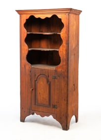 18TH CENTURY AMERICAN PINE WALL CUPBOARD.