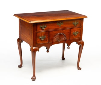 NEW ENGLAND QUEEN ANNE MAHOGANY DRESSING TABLE.