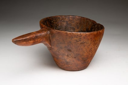 AMERICAN CARVED BURLWOOD SCOOP.