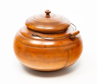 AMERICAN LARGE PEASEWARE LIDDED JAR.
