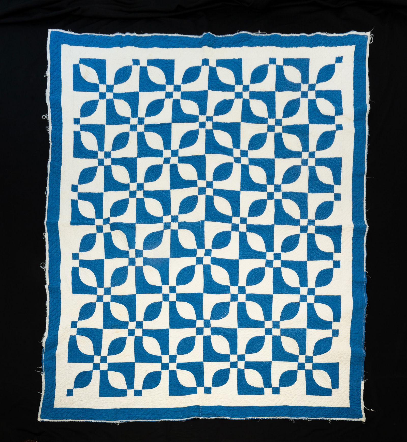 AMERICAN "LOVER'S KNOT" PIECEWORK QUILT. (1 of 5)