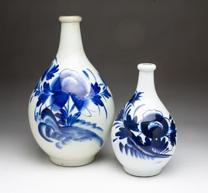 PAIR OF LATE EDO PERIOD ARITA STYLE DECORATED VASES.