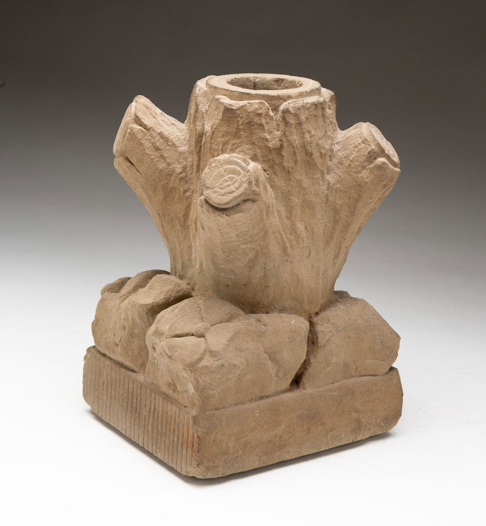 AMERICAN FOLK ART CARVED LIMESTONE TREE STUMP. (1 of 4)