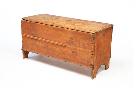 NEW ENGLAND SIX BOARD BLANKET CHEST.