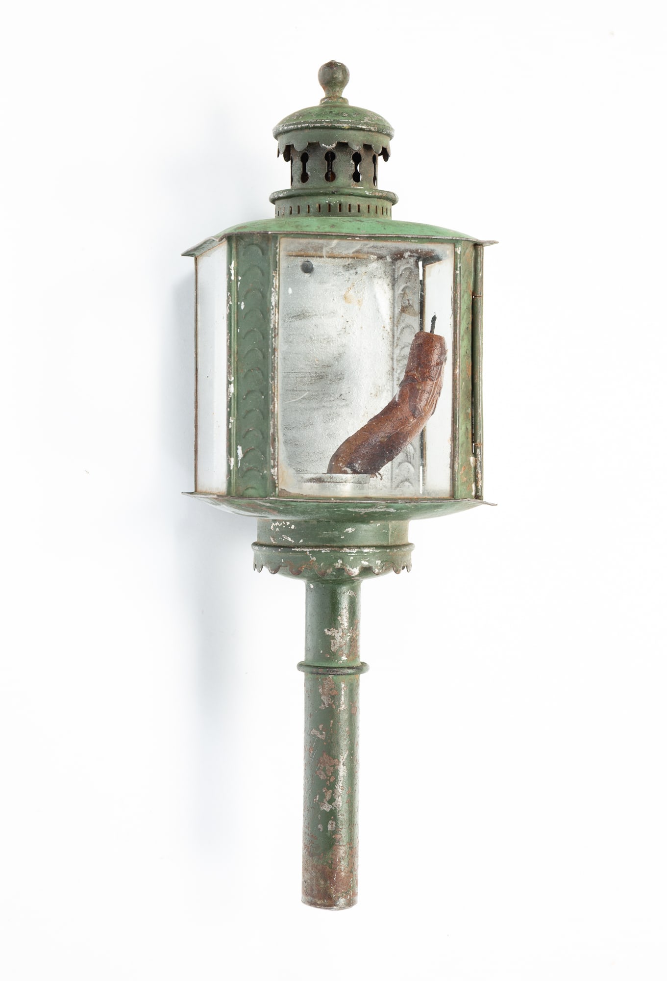 AMERICAN PAINTED CARRIAGE CANDLE LANTERN. (1 of 5)
