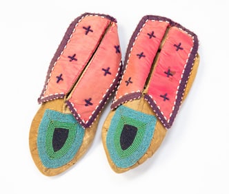 PAIR OF NORTHEASTERN BEADED HIDE AND CLOTH MOCCASINS.