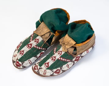 PAIR OF PLAINS BEADED HIDE MOCCASINS.