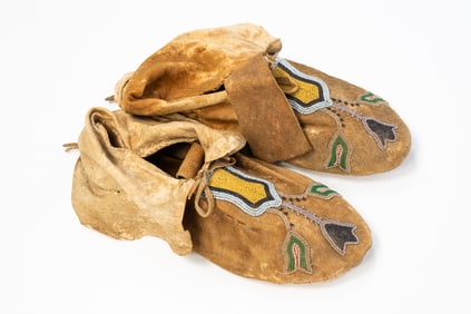 PAIR OF NATIVE AMERICAN BEADED HIDE MOCCASINS.