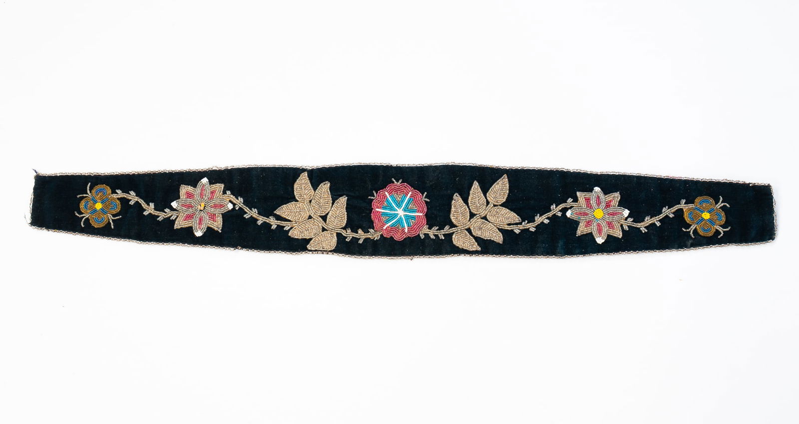 NATIVE AMERICAN (CHIPPEWA) BEADED WAIST SASH. (1 of 4)