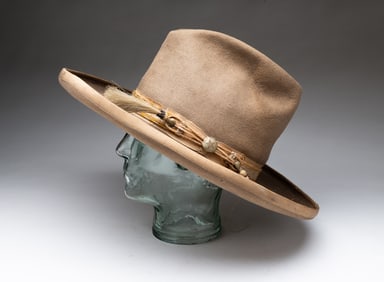 TAN FELT COWBOY HAT.
