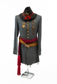 CIVIL WAR CONFEDERATE UNIFORM ON MANNEQUIN.