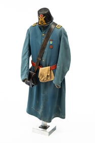 CIVIL WAR WARNOCK UNIFORM CO. (NEW YORK, NEW YORK) INFANTRY OVERCOAT, DATED 1861, ON MANNEQUIN.
