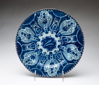 DUTCH DELFT BLUE AND WHITE CHARGER.