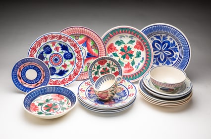 GROUP OF TWENTY CONTINENTAL AND ENGLISH STICK SPATTER PORCELAIN DISHES.