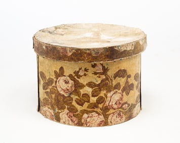 LARGE AMERICAN WALLPAPER BAND BOX.