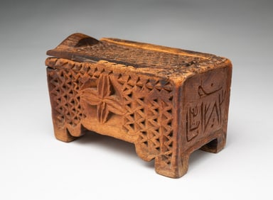 MINIATURE CHIP-CARVED SLIDE LID BOX.