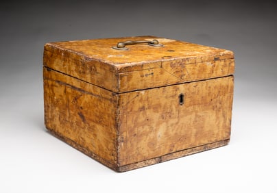 AMERICAN GRAIN-PAINTED LIDDED BOX.