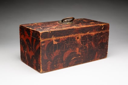 AMERICAN PAINT-DECORATED PINE LIDDED BOX.