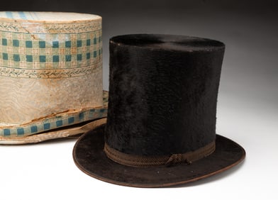 AMERICAN WALLPAPER HAT BOX WITH D. & J. TRAINER (WILLIAMSPORT, PENNSYLVANIA) BEAVER TOP HAT.