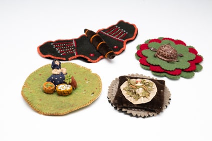 FOUR AMERICAN FELT FIGURAL PEN WIPES.