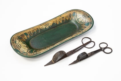 AMERICAN TOLE-PAINTED TRAY WITH TWO WICK TRIMMERS.