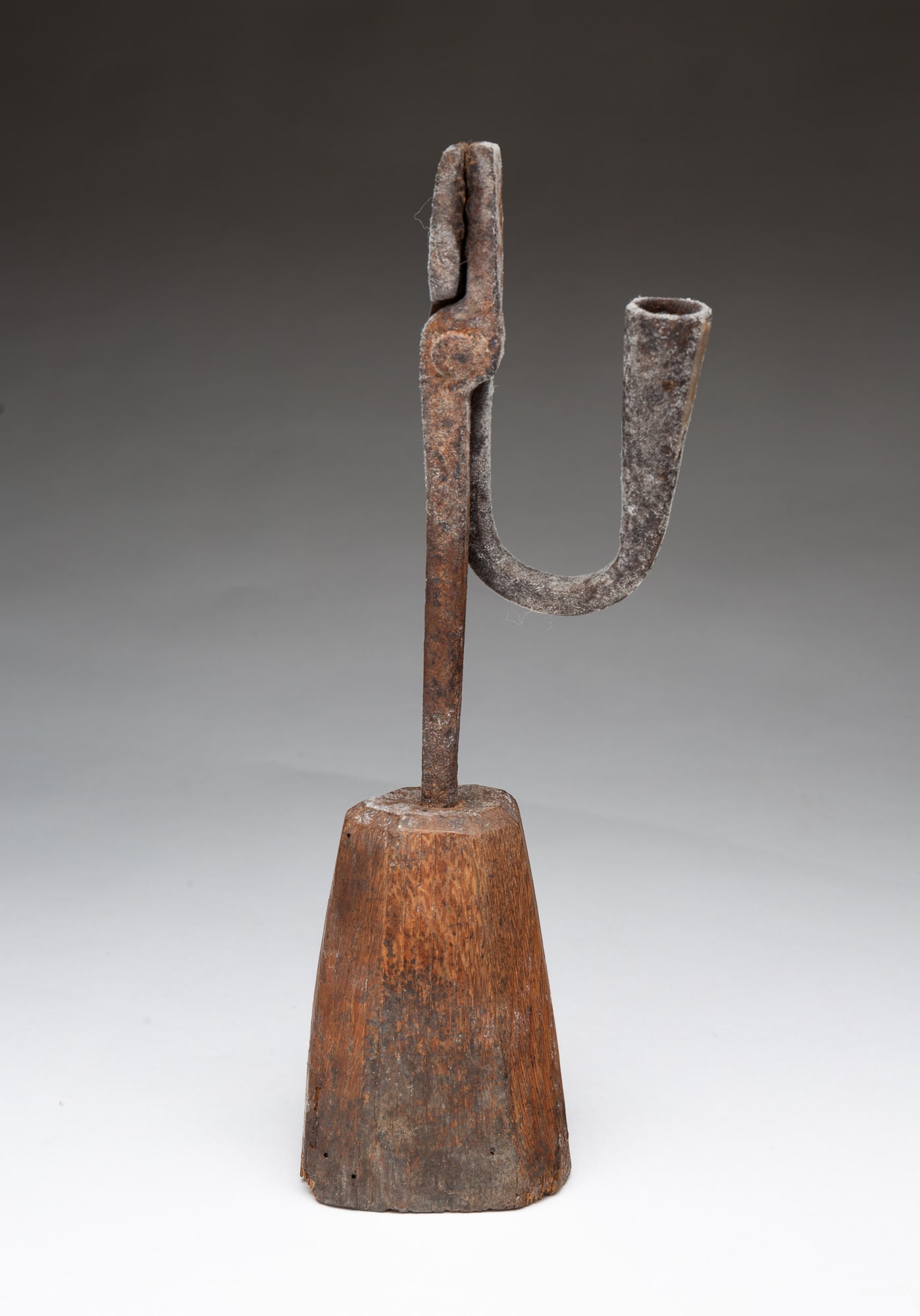 AMERICAN WROUGHT IRON AND WOOD TABLETOP RUSH LIGHT CANDLEHOLDER. (1 of 3)