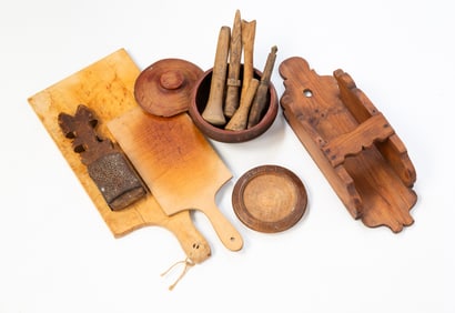 GROUP OF AMERICAN WOOD KITCHEN ITEMS, INCL. CUTTING BOARDS.