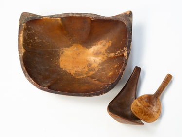 AMERICAN CARVED WOOD LAP BOWL AND TWO PADDLES.