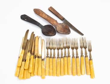 COLLECTION OF FLATWARE, INCL. BAKELITE AND HORN.