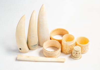 ASSORTED CARVED SCRIMSHAW OR NATURAL MATERIAL ITEMS.