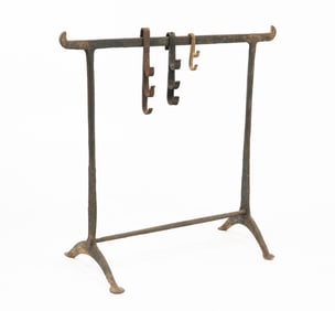 AMERICAN WROUGHT IRON HEARTH STAND WITH THREE IRON HOOKS.
