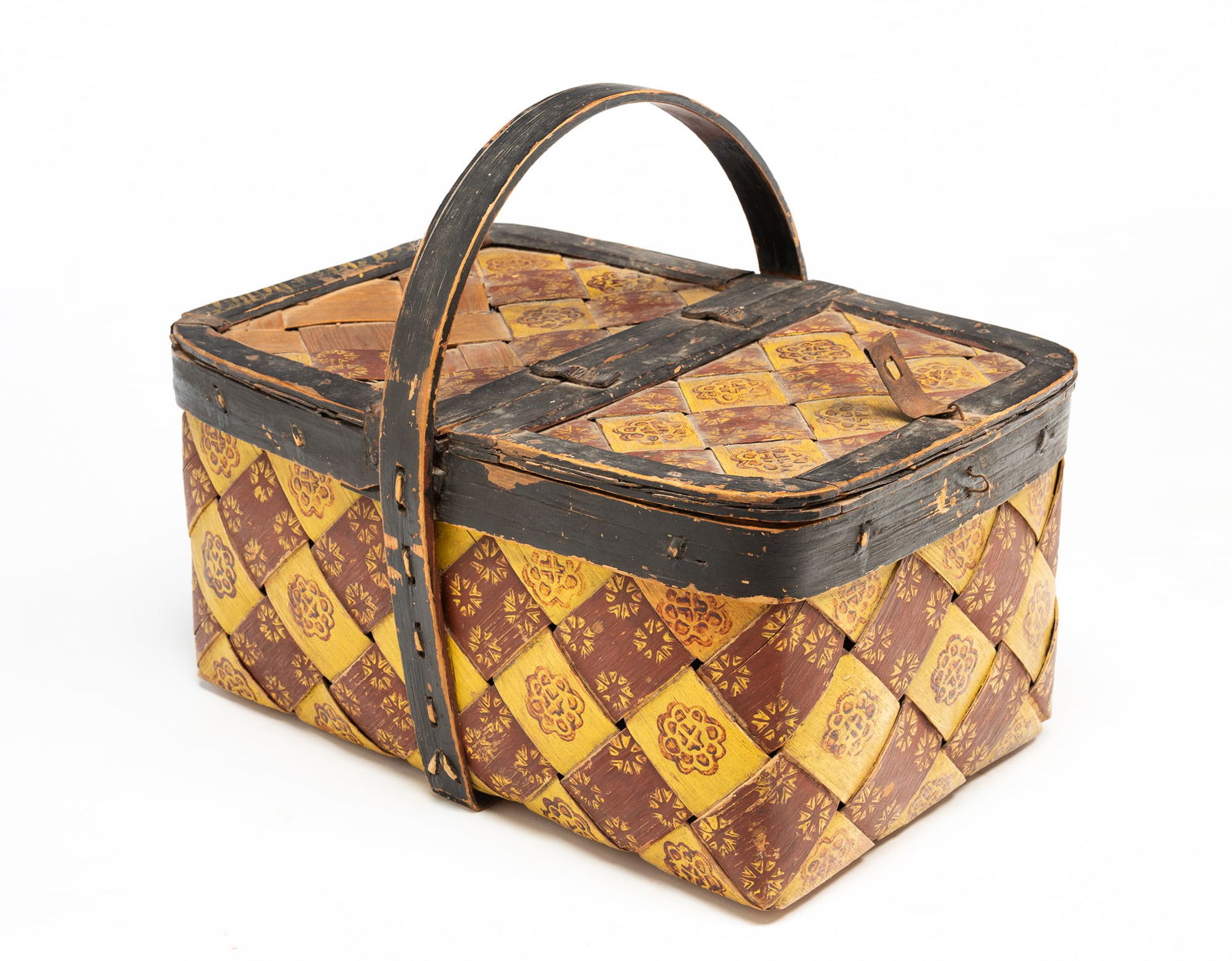 SCANDINAVIAN PAINT-DECORATED AND SPLINT-WOVEN PICNIC BASKET. (1 of 5)