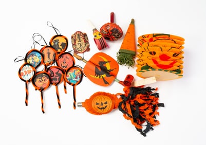 COLLECTION OF FIFTEEN HALLOWEEN NOISEMAKERS AND DECORATIONS.