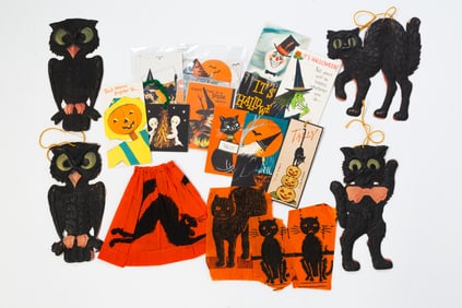 COLLECTION OF SEVENTEEN HALLOWEEN EPHEMERAL ITEMS.