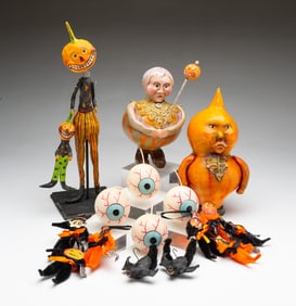 COLLECTION OF SIXTEEN HALLOWEEN DECORATIONS.