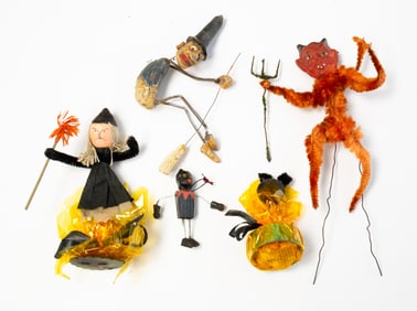 COLLECTION OF FIVE HALLOWEEN DECORATIONS.