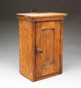 MINIATURE AMERICAN PINE HANGING CUPBOARD.