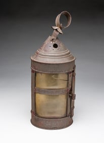 AMERICAN TIN LANTERN WITH HORN LENSES.