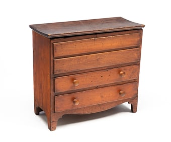 AMERICAN HEPPLEWHITE PINE CHILD'S SIZE MULE CHEST.