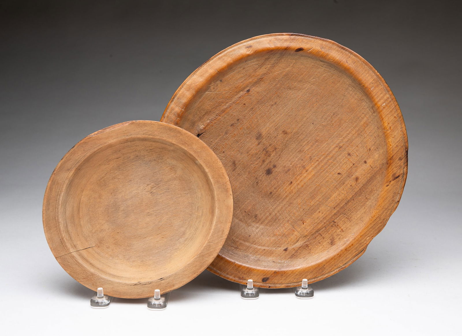 TWO AMERICAN TURNED WOOD PLATES. (1 of 4)