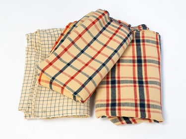 THREE AMERICAN PLAID WOOL HOMESPUN BLANKETS.