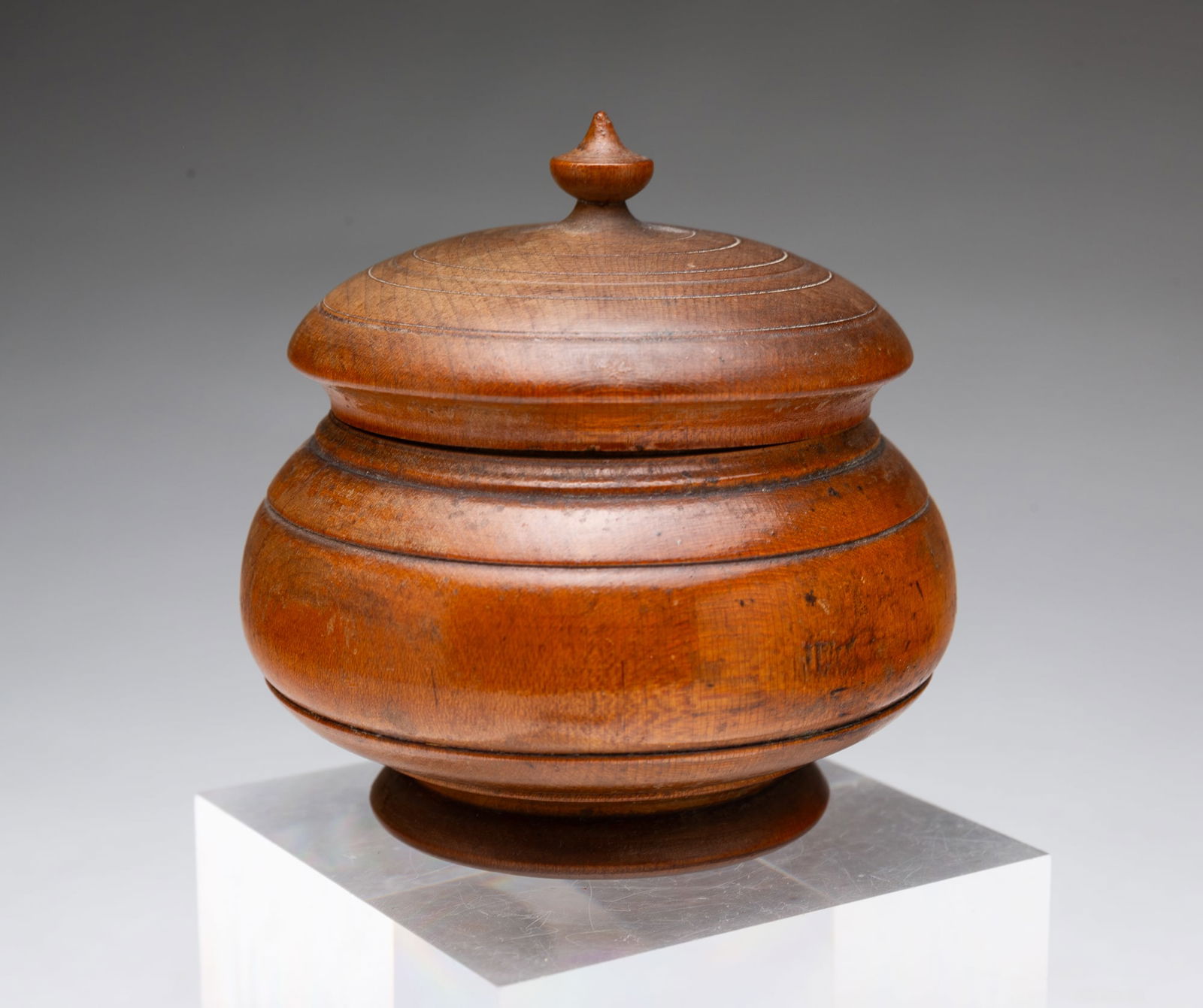 DIMINUTIVE PEASEWARE LIDDED JAR. (1 of 4)