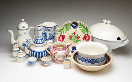 COLLECTION OF THIRTEEN AMERICAN AND ENGLISH EARTHENWARE ITEMS.