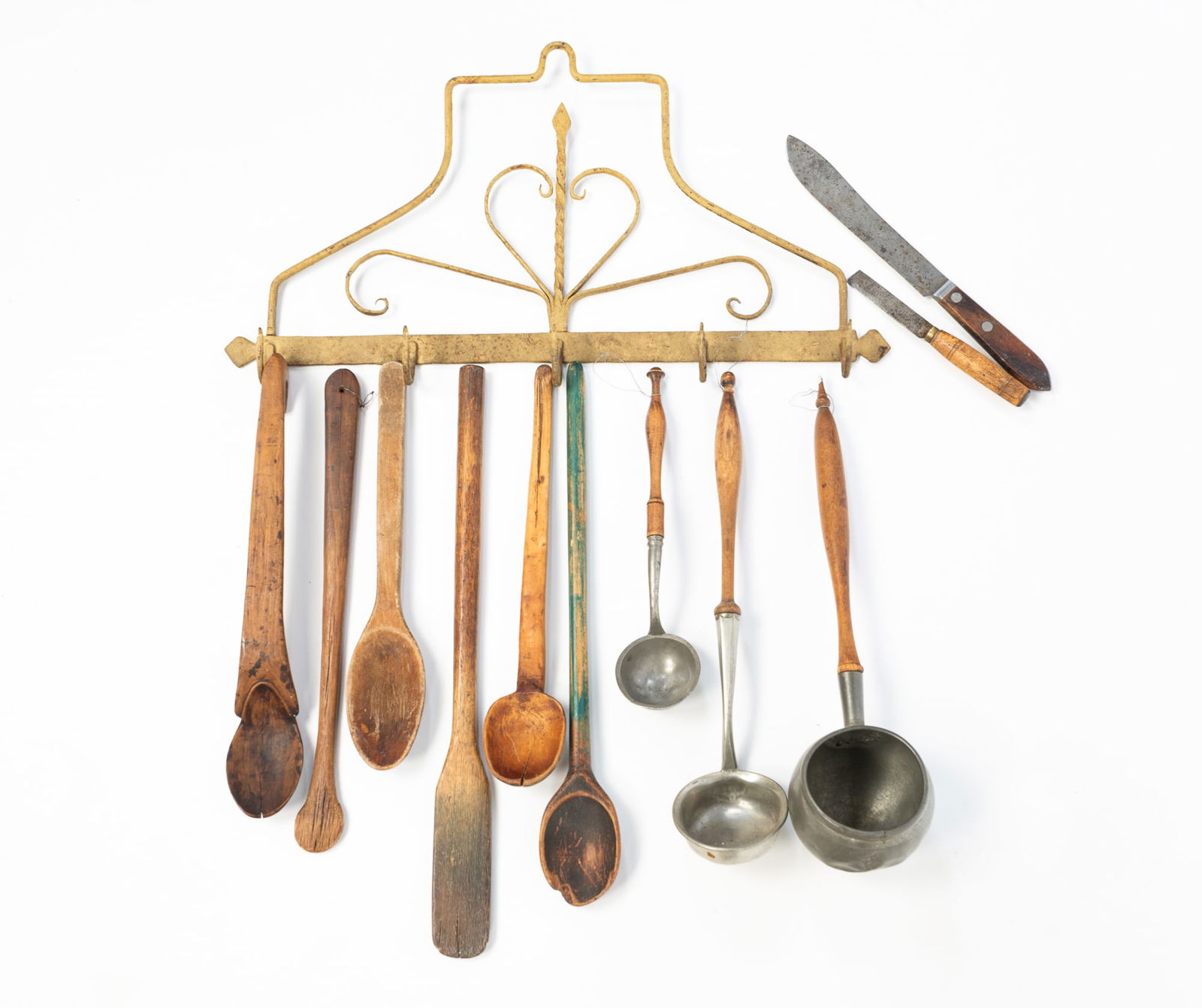 COLLECTION OF ELEVEN AMERICAN KITCHEN UTENSILS WITH IRON UTENSIL HANGER. (1 of 5)